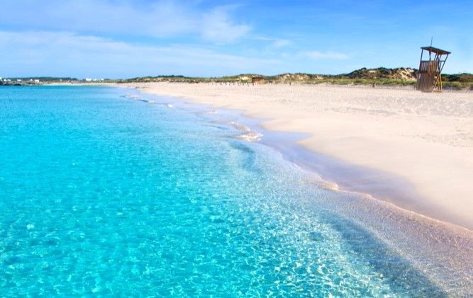 L'eau de la plage est parfaitement limpide