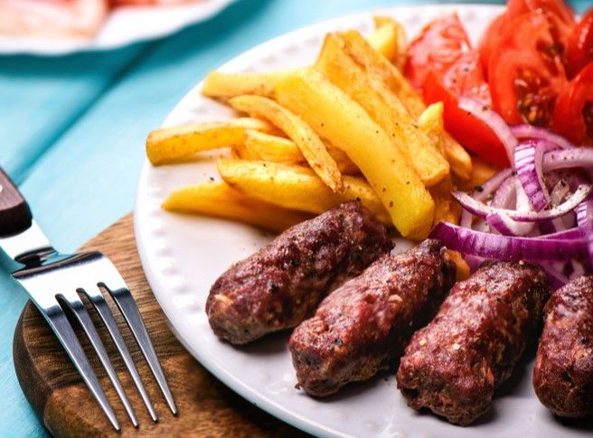  ćevapi et crudités, un standard de la cuisine monténégrine