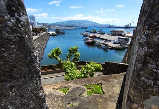 Vue sur le port depuis les créneaux du fort