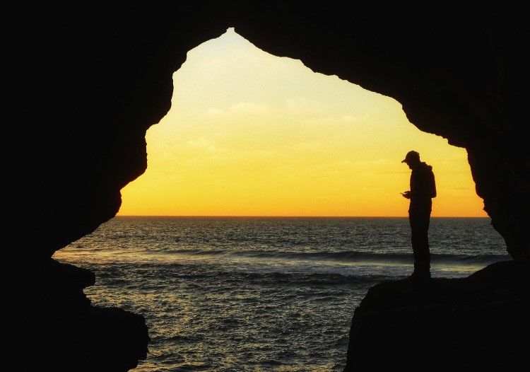 Les grottes donnent sur l'immensité de l'Atlantique