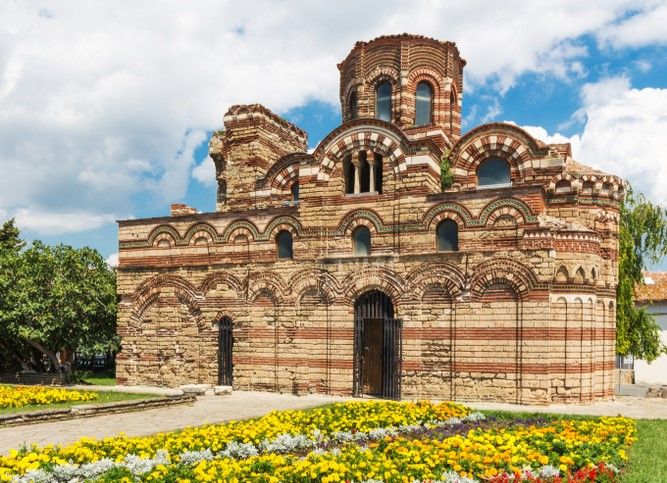 Ancien monastère de Varna avec l'architecture de l'époque