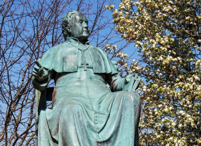 La statue de l'évèque Delaney à Cork