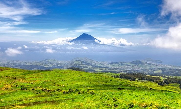 L'île de pico et son volcan du même nom vus depuis l'ile voisine