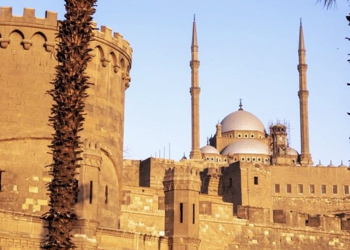 La mosquée vue derrière les remparts