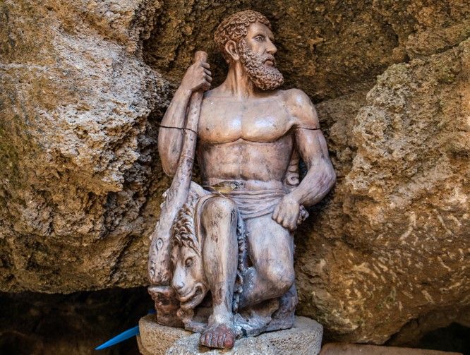 Sculpture d'Hercule représenté après avoir terrassé le lion de Nemée