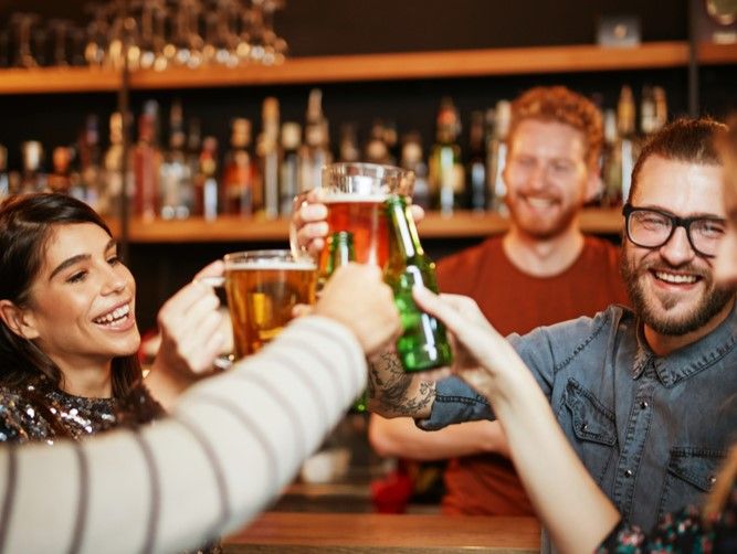 On trinque avec des pintes de bière dans un pub irlandais