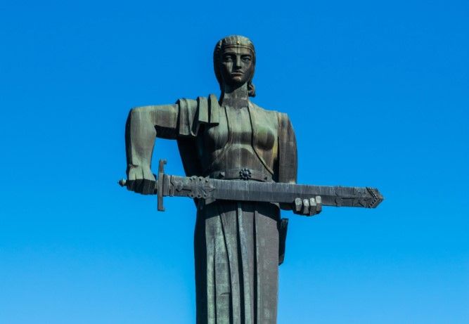 La statue imposante de Mère Arménie dans le parc