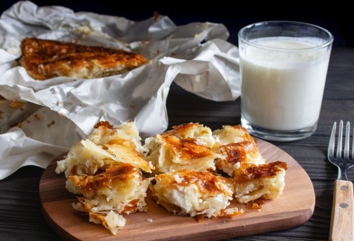 Burek servi avec un yahourt nature