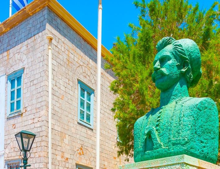 Buste de l'amiral Miaoulis à l'entrée du musée