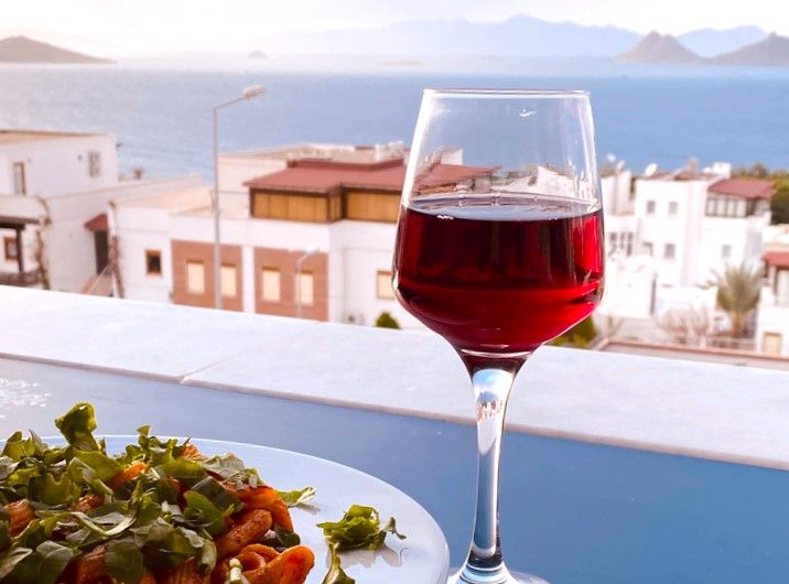 Verre de vin de la région servi à Bodrum