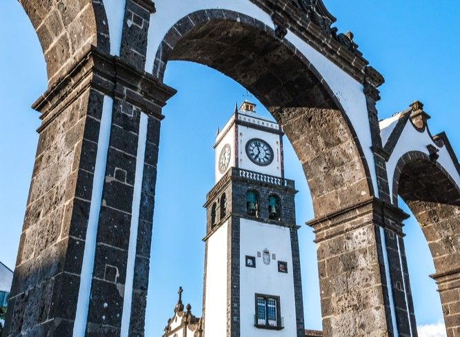 Le clocher de l'église vu à travers les Portes de la Ville