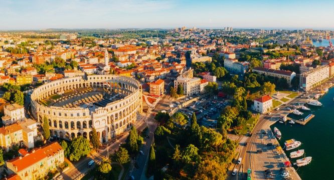 L'amphithéâtre de Pula est à deux pas du port