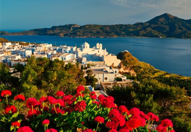 Plaka est cernée par la nature