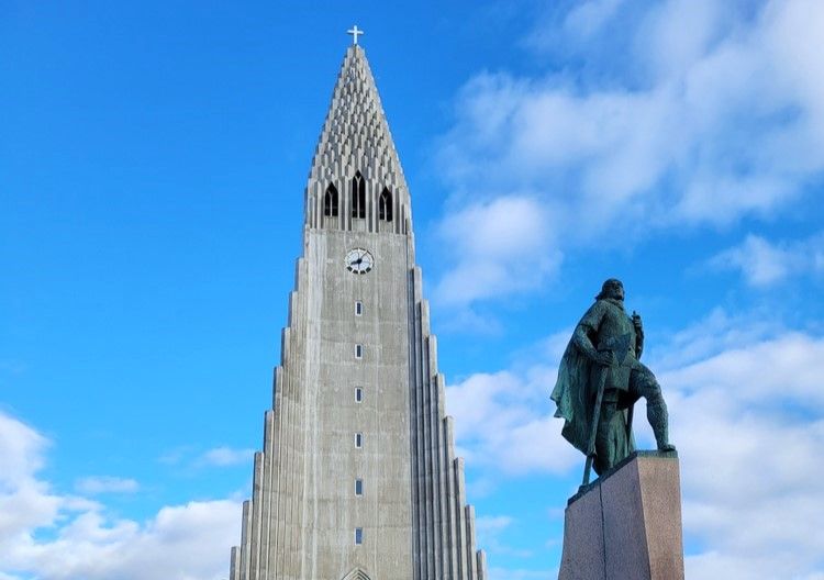 Devant l'église, la statue de Leif Erikson, explorateur Viking et fils d'Eric Le Rouge