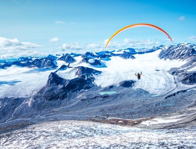 Parapente dans les hauteurs du parc national de Jotunheimen