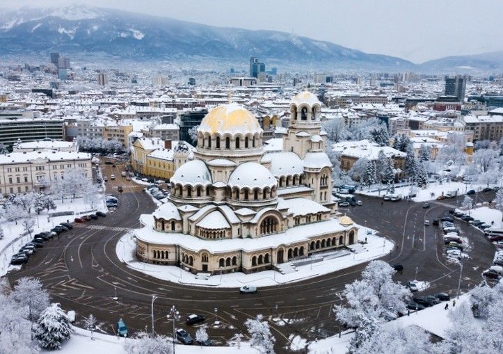 La cathédrale Alexandre-Nevski sous la neige de l'hiver