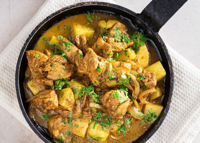 Colombo de poulet, un classique souvent servi avec des bananes plantin