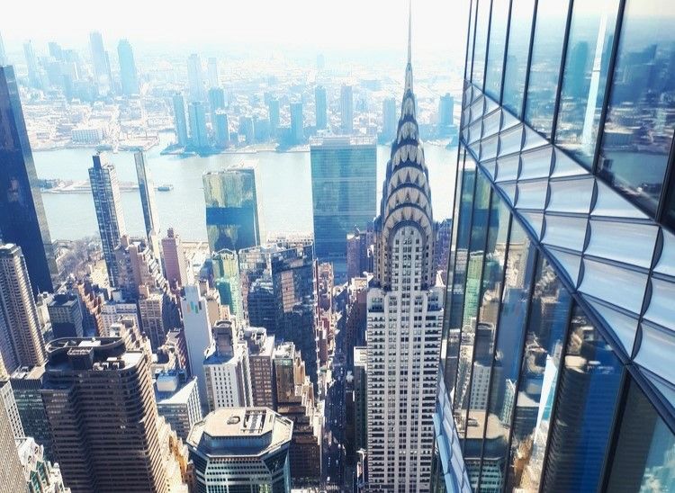 Le Chrysler Building vu depuis la verrière de The Summit