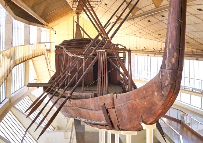 La barque solaire de Khéops se trouve désormais au GEM