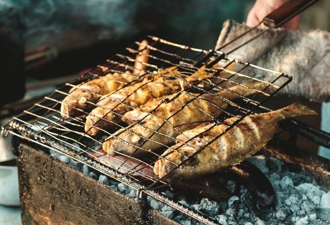 Poissons cuisinés sous la flamme