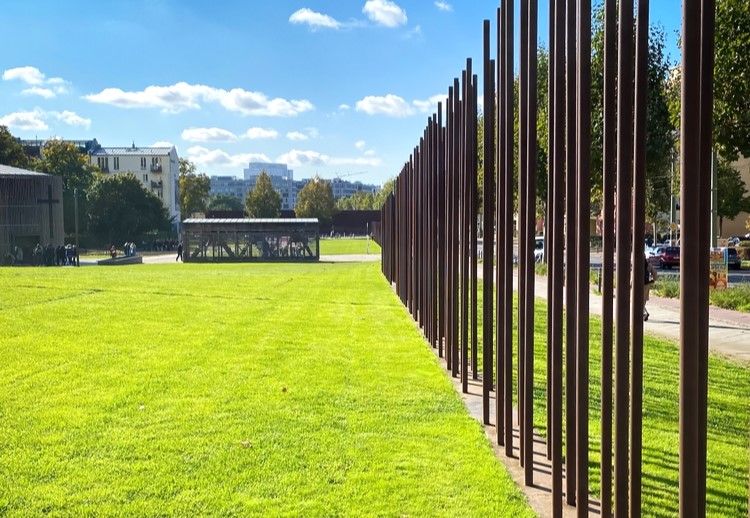 Le mémorial du Mur de Berlin avec ces barres verticales qui concrétisent l'ancien emplacement du Mur.
