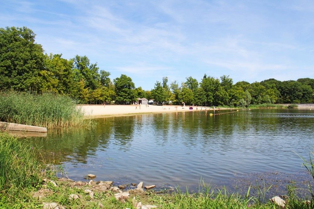 Regorge Situé à 3h de Paris, le plus grand lac artificiel de France regorge d ...