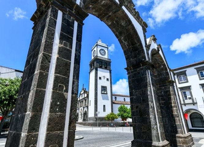 L'église mère vue à travers les portes de la ville