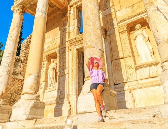 Touriste au pied de la bibliothèque de Celsus