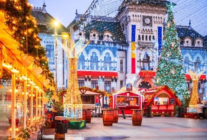 Feu d'artifice de couleurs sur la place Mihai Viteazul, pendant Le marché de Noël de Craiova