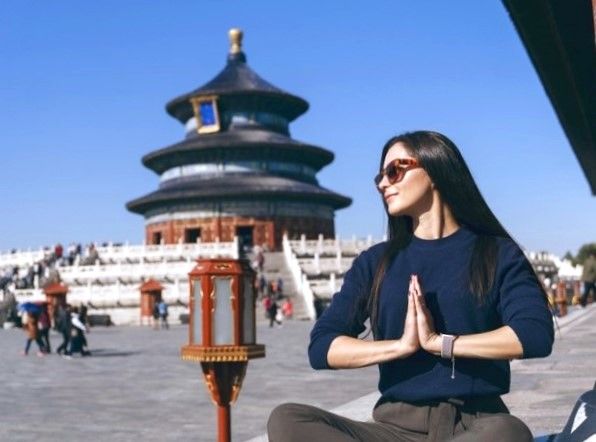 Receuillement et prière dans l'enceinte du temple