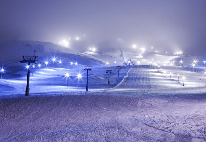 Piste éclairée le soir à Akureyri dans le domaine de Hlíðarfjall