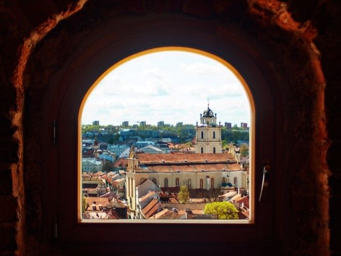 Vue depuis l'une des fenêtres de la tour du Château de Gediminas