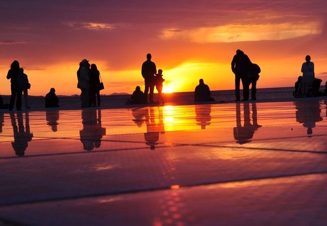 La magie du Salut au Soleil et du soleil couchant opère tous les soirs