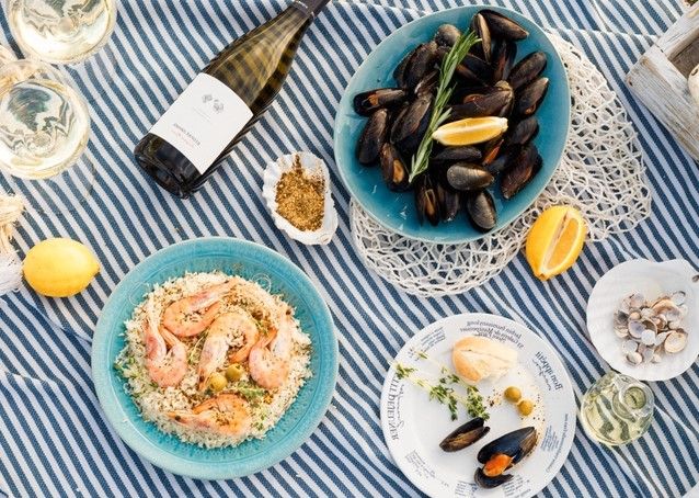 Fruits de mer au soleil avec un bon vin blanc sec