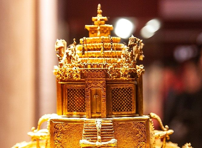 Objet de culte bouddhiste en or dans la galerie du trésor du Musée du Palais de Pékin.