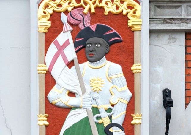 Saint-Maurice représenté sur le fronton de la Maison des Têtes Noires