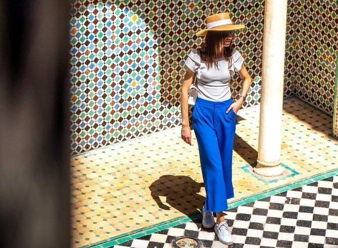 Touriste dans la cour de la médersa