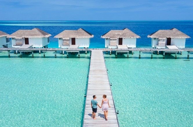 Bungalows sur pilotis dans les mers chaudes