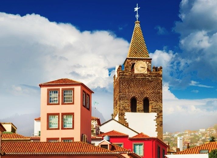 Le clocher de la cathédrale vu depuis la Vieille Ville