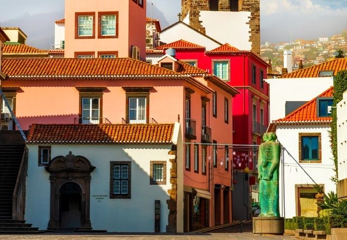 Ruelle colorée croisant la Rua de Santa Maria