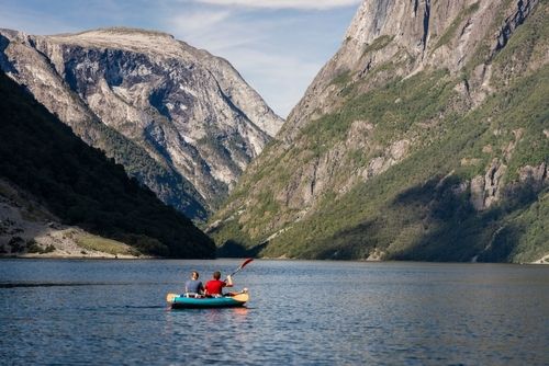 Deux kayakistes au coeur du fjord.