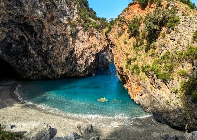 La plage, qui forme un parfait quart de cercle, est toute petite et bien protégée