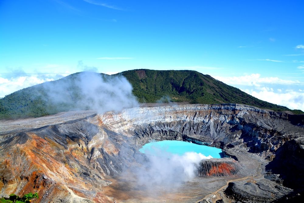 l-impressionnant-crat-re-du-volcan-po-s-et-son-lac-fumant-easyvoyage