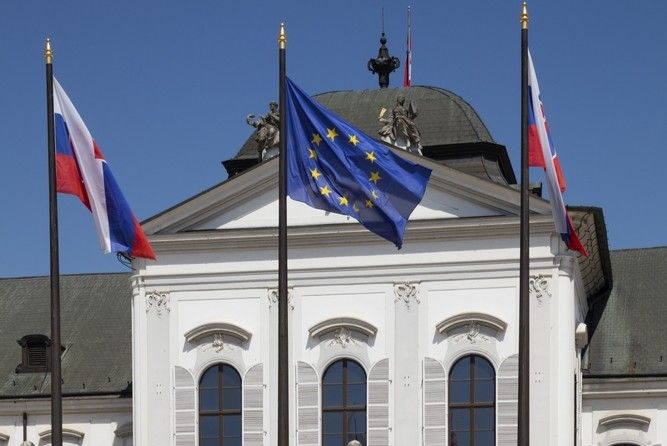 La façade du palais arbore les drapeaux de la Slovaquie et de l'Europe