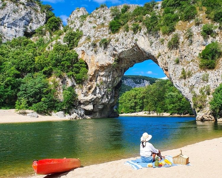 Pique-nique sur la plage du Pont d'Arc