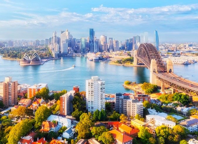 Le port de Sydney avec l'Opéra (à g.) et la pont métallique (à dr.)