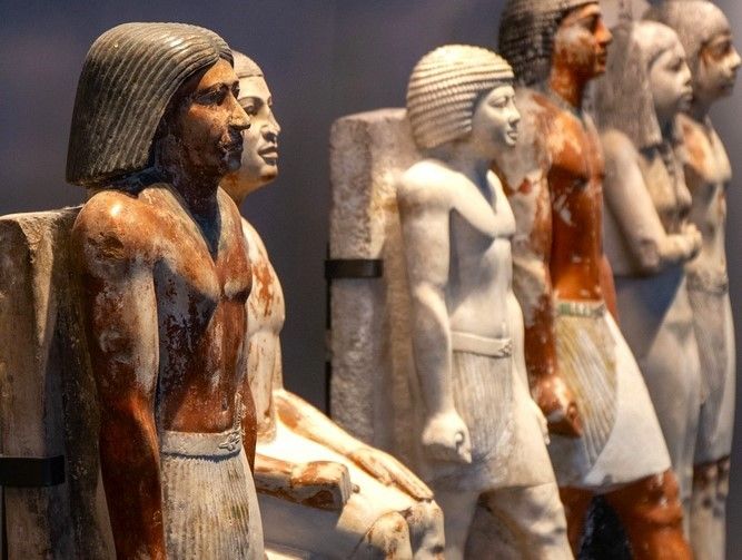 Statue de l'Egypte Antique au Grand Musée Egyptien de Gizeh