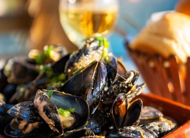 La dégustation des moules s'accompagne d'un verre de vin blanc