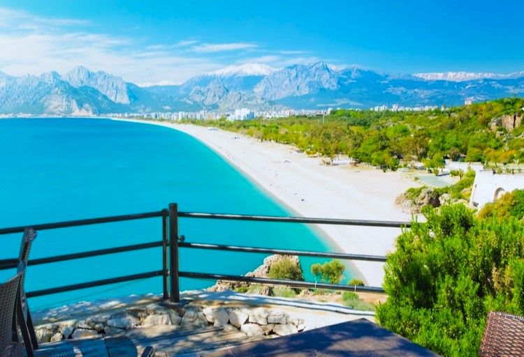 La plage de Konyaaltı vue en plongée