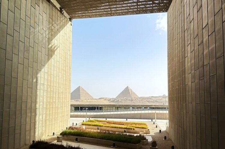 Les grandes pyramides vues depuis le Grand Musée Egyptien (GEM